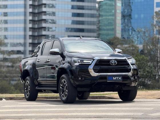 TOYOTA HILUX 2.8 D-4D TURBO DIESEL CD SRX PLUS 4X4 AUTOMÁTICO
